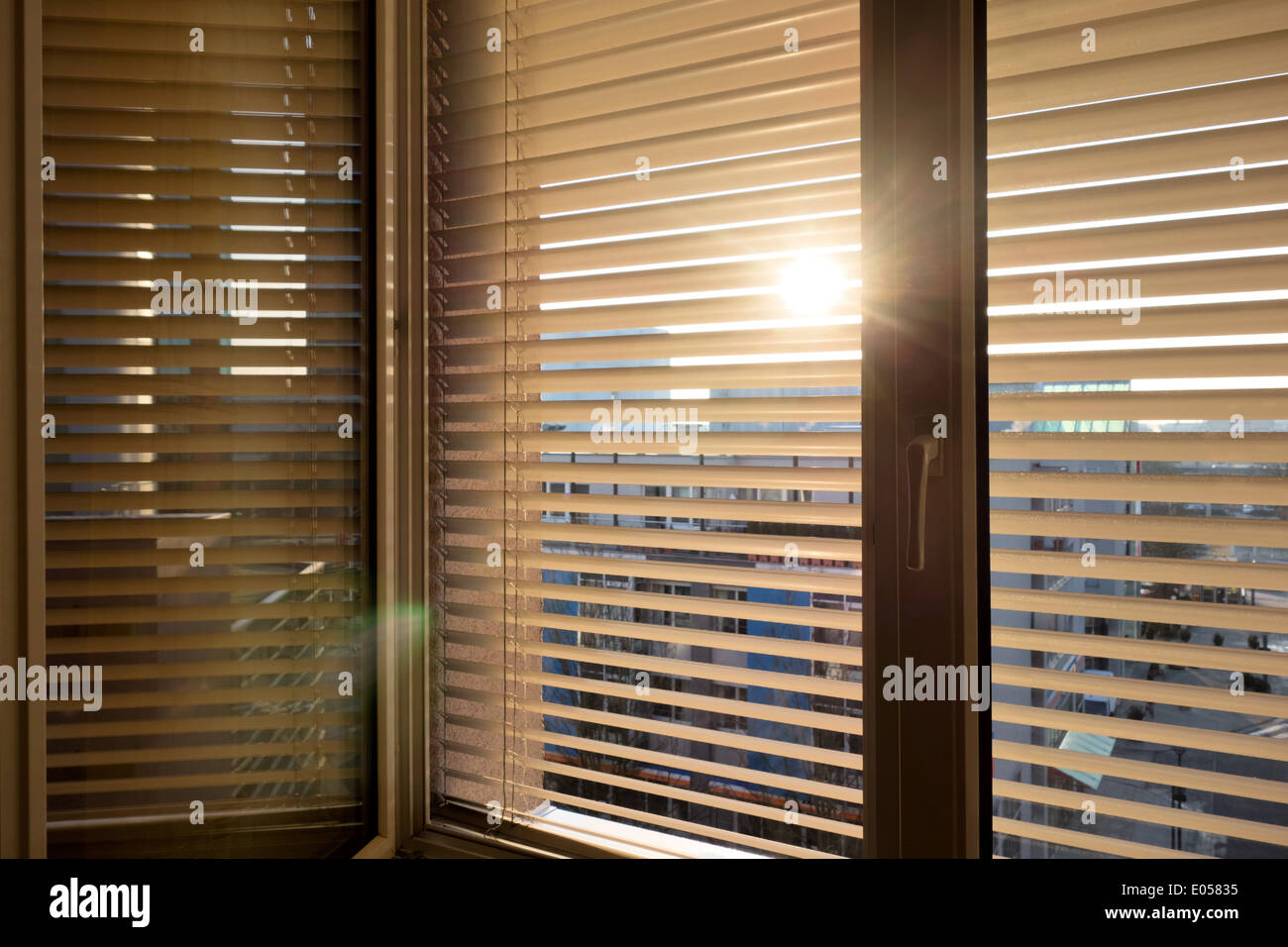 Zum Schutz vor Hitze und Sonne sind Jalousien zu einem Fenster, Zum Schutz Gegen Hitze Und Sonne Werd angeeignet. Stockfoto