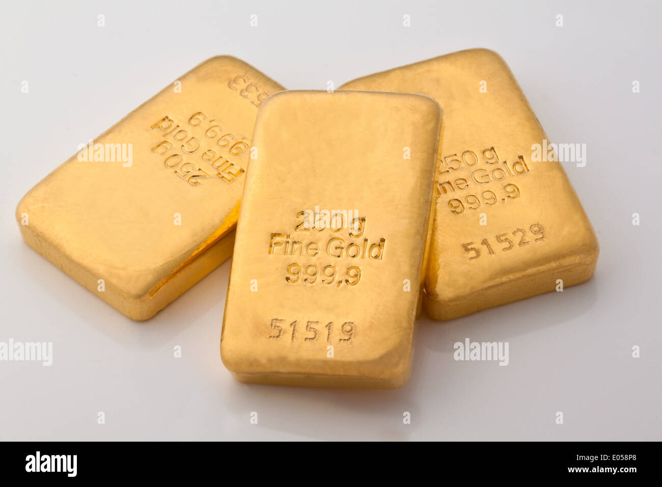 Investitionen in echtem Gold als ein Goldbarren und Goldmünzen, in insgesamt Gold als Geldanlage Goldbarren Und Goldmuenzen Stockfoto