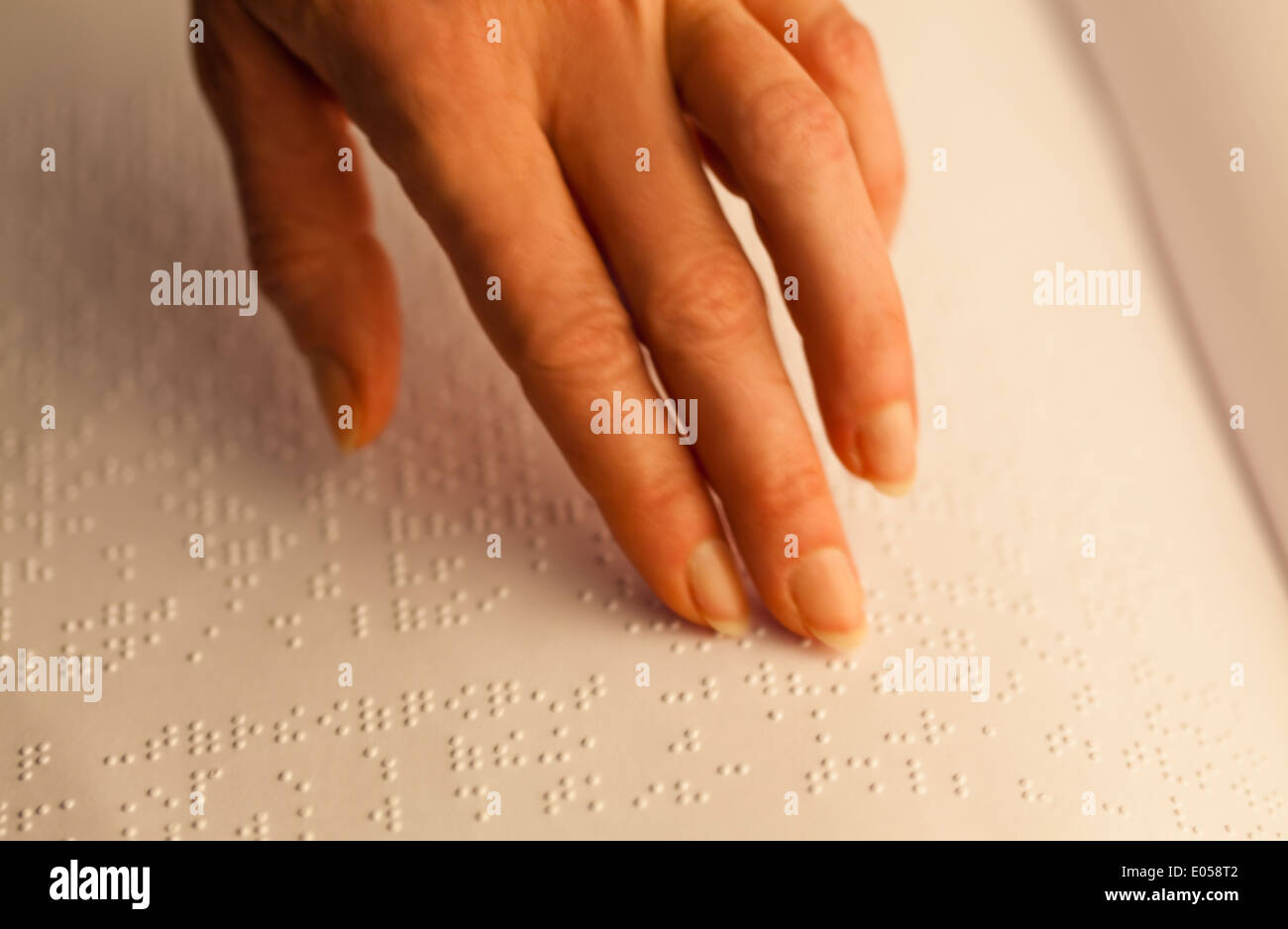 Finger und Braille-Schrift. Blinde Menschen lesen ein Buch in Blindenschrift, Finger Und Blindenschrift. Blinde Lesen Ein Buch in Blindenschrift. Stockfoto