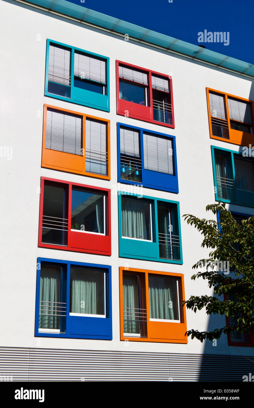 Wohnhaus mit farbigen Fenstern in der Fassade, Wohnhaus Mit Bunton Fenstern eine der Fassade Stockfoto
