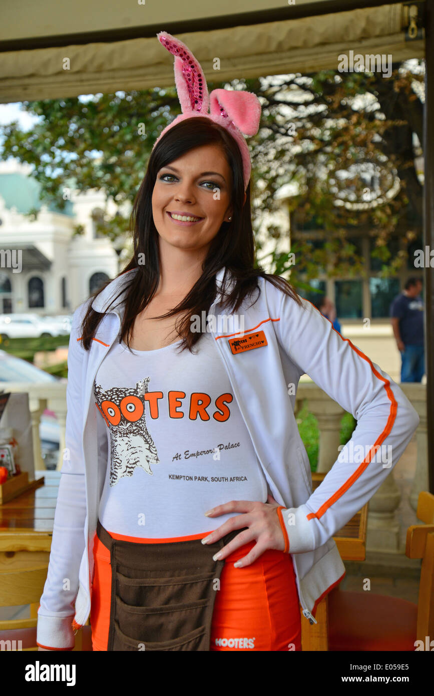 "Hooters" Restaurant Kellnerin im Kaiser Palace Resort, Kempton Park, East Rand, Provinz Gauteng, Südafrika Stockfoto