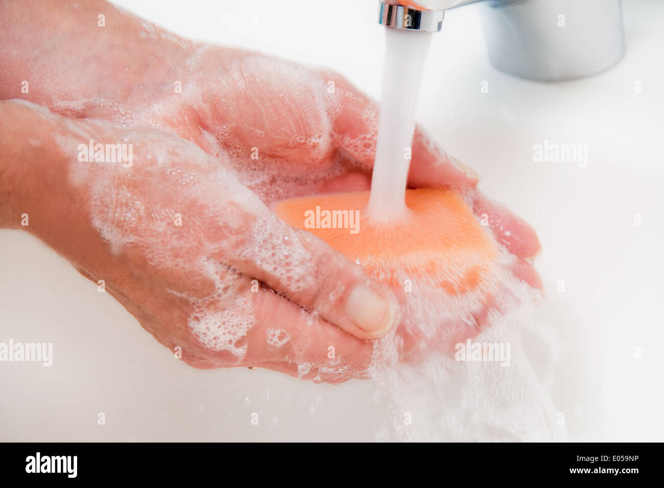 Frau wäscht sich die Hände mit fließend Wasser und Seife. Infektionsschutz der neuen Grippe, Frau Waescht Sitsch Stockfoto
