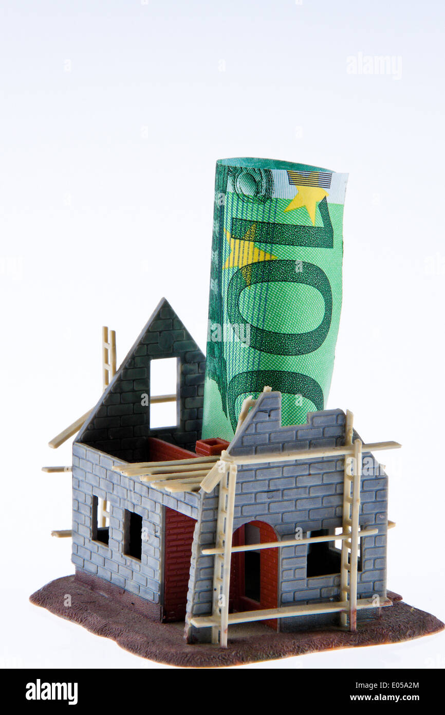 Ein Shell-Haus. Finanzierung mit Euro Banknoten, Ein Rohbau Haus. Finanzierung Mit Euro-Geldscheinen Stockfoto
