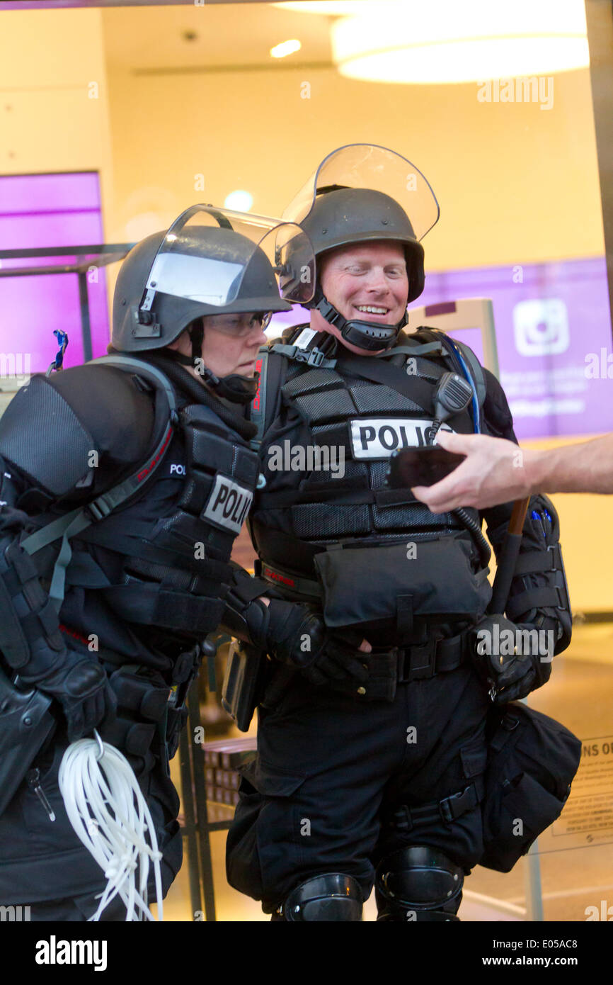 Seattle, Washington, USA. 1. Mai 2014. Kredit-2014 Mai-Demonstrationen: Marilyn Dunstan/Alamy Live-Nachrichten Stockfoto