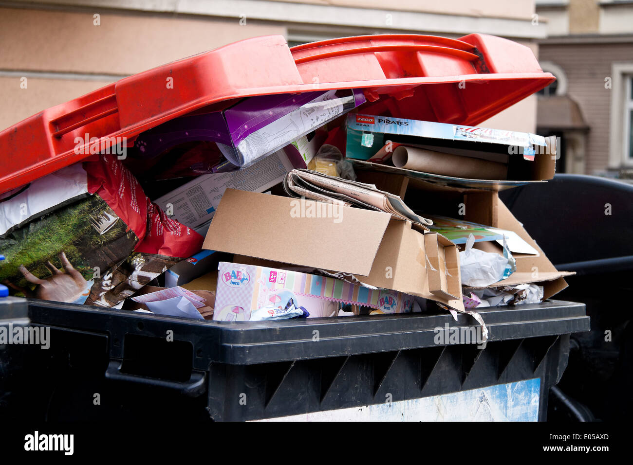 Ein überflüssiges Papier kollektive Ort für Haushalt Müll und Abfall, Eine Altpapier Sammelstelle Fuer Haushaltsmuell Und Abfaelle Stockfoto