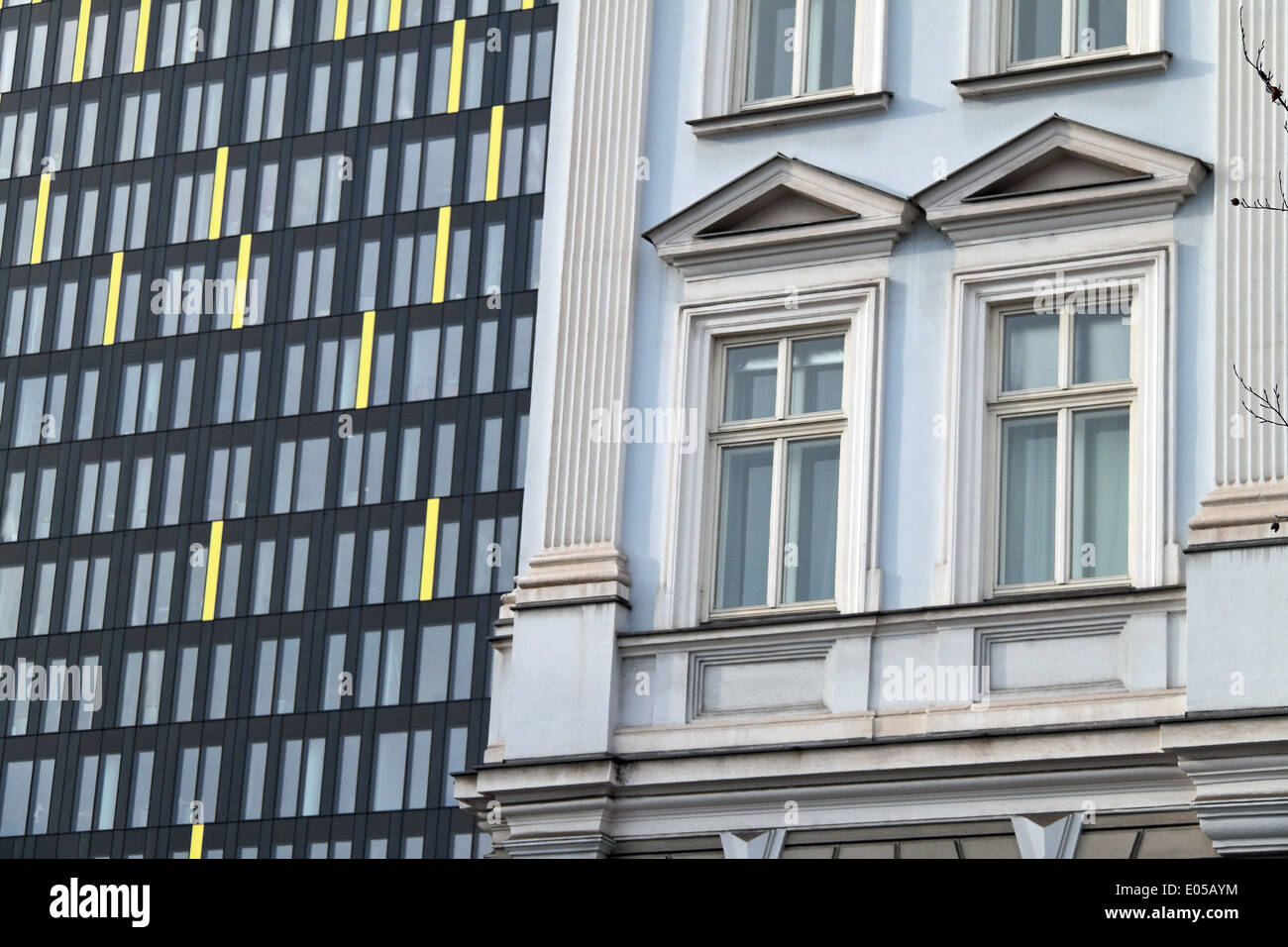 Altes Wohnhaus und Büro-Neubau. Symbol für Stadtplanung., Altes Wohnhaus Und Neues Buerohaus. Symbol Fuer Stadtplanung Stockfoto
