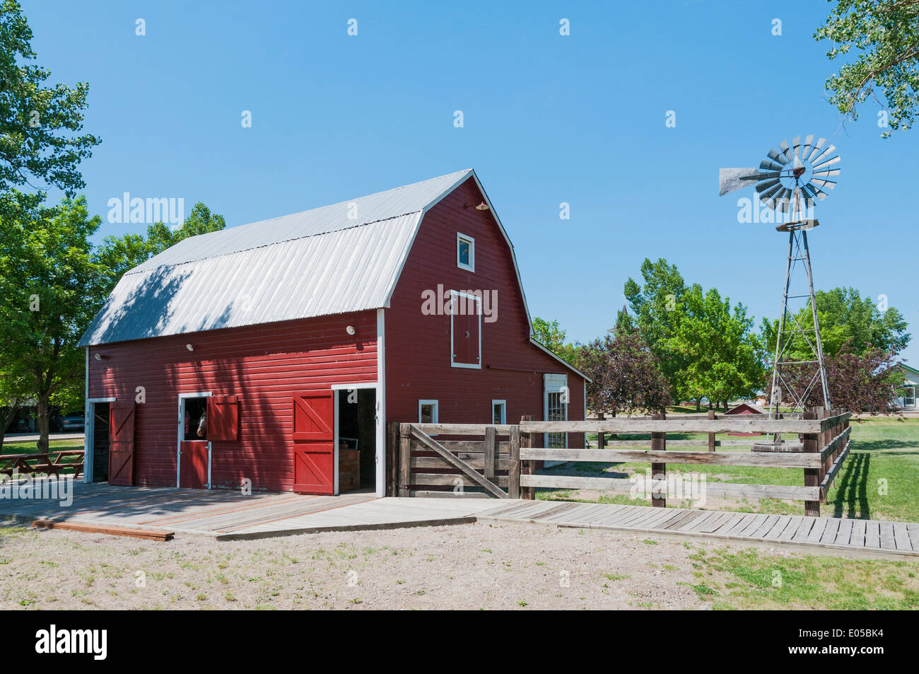 Montana, Hardin, Big Horn County Historical Museum, 1916 Scheune auf original Bauernhof-Website, Aeromotor Windmühle Wasserpumpe Stockfoto