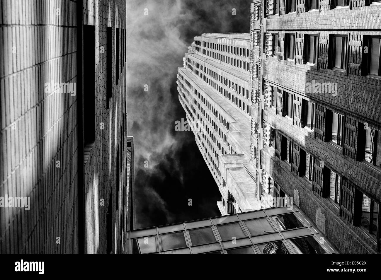 Einen schwarzen und weißen HDR-Bild zwischen zwei Gebäuden in Manhattan, New York City. Stockfoto