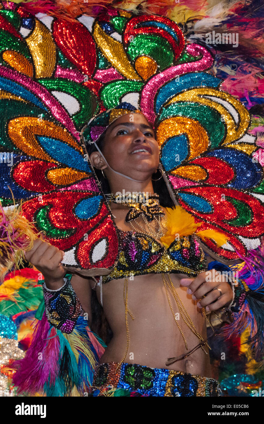Tänzer tragen Tracht am Karnevalsumzug, Olinda, Bundesstaat Pernambuco, Brasilien Stockfoto