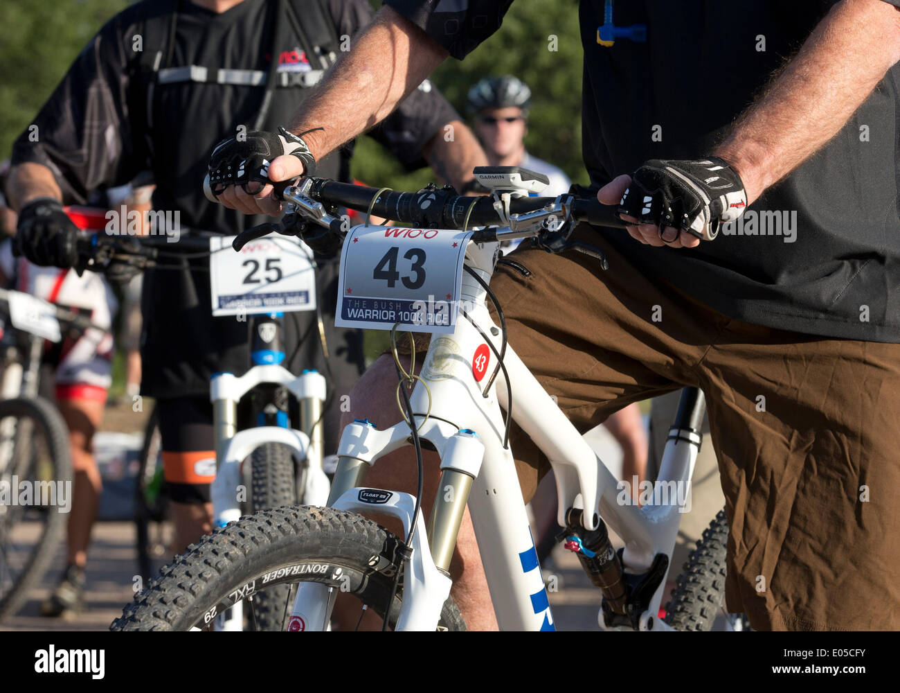 Der ehemalige Präsident George W. Bush führt US-Soldaten im Irak und in Afghanistan im Kampf verletzt, während die Verwundeten Krieger 100K Stockfoto