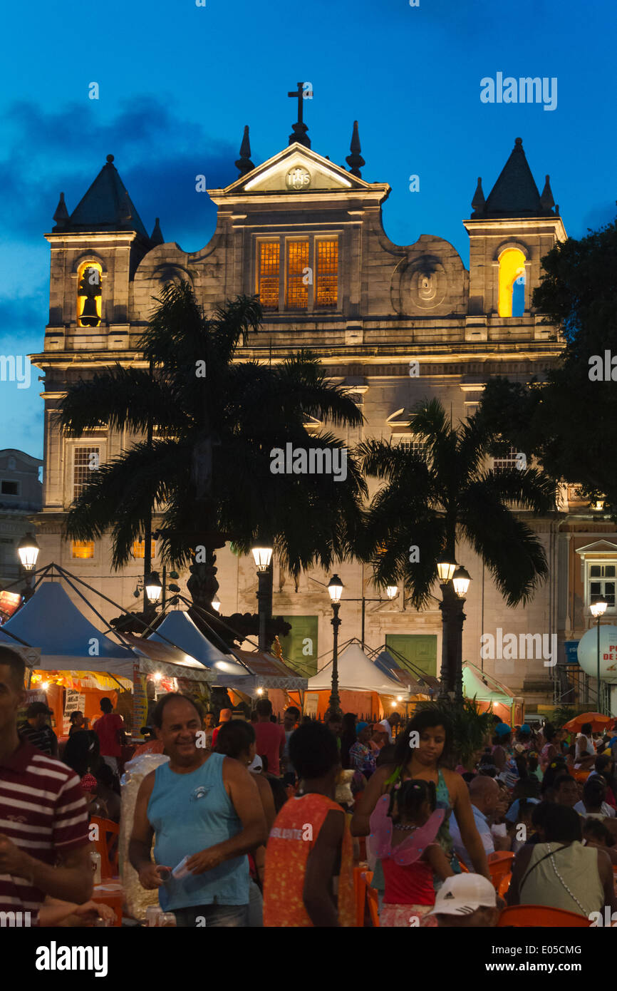 Karnevalsumzug vor Salvador Kathedrale, Pelourinho Viertel bei Nacht, Salvador, Bahia, Brasilien Stockfoto