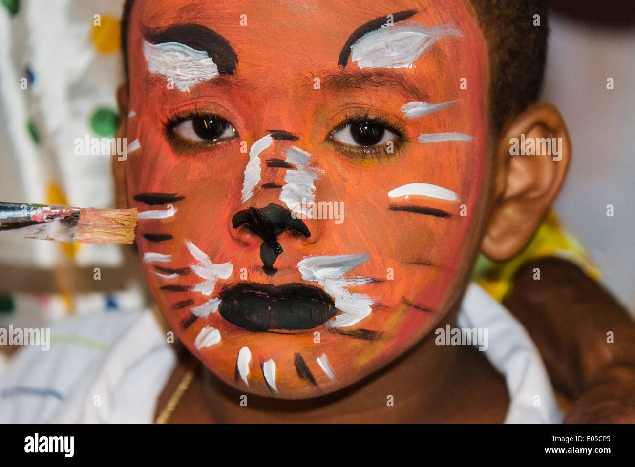 Putting Make-up für Karneval, Salvador (UNESCO-Weltkulturerbe), Bundesstaat Bahia, Brasilien Stockfoto