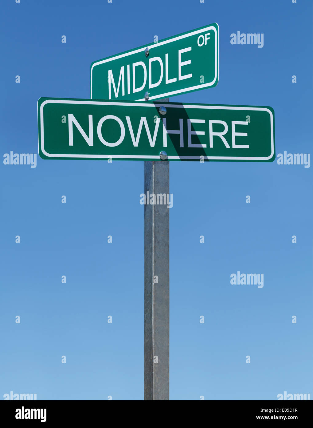 Zwei grüne Straße Zeichen Mitte des nirgendwo auf einer Metallstange mit blauem Himmelshintergrund. Stockfoto