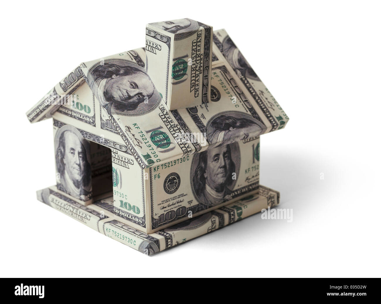 Haus mit hundert Dollar Bills isoliert auf weißem Hintergrund gemacht. Stockfoto