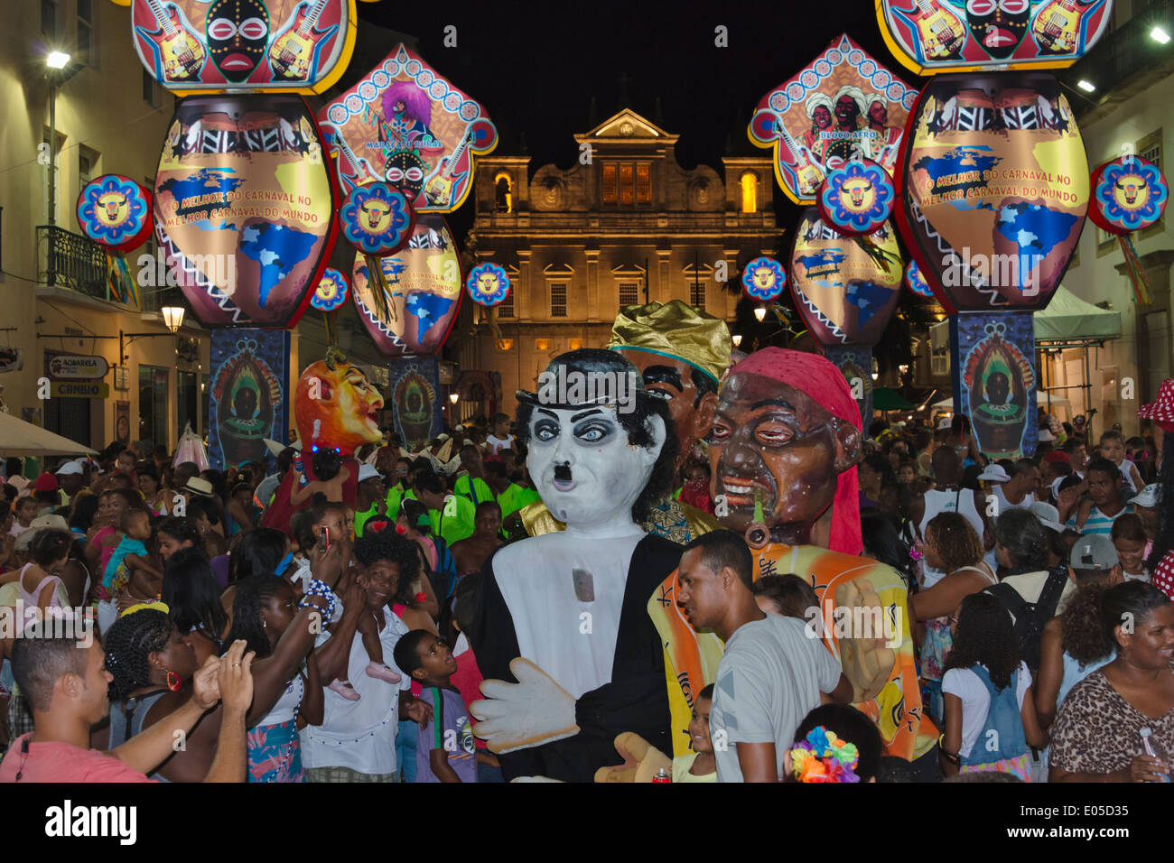 Karnevalsumzug vor Salvador Kathedrale, Pelourinho Viertel bei Nacht, Salvador, Bahia, Brasilien Stockfoto