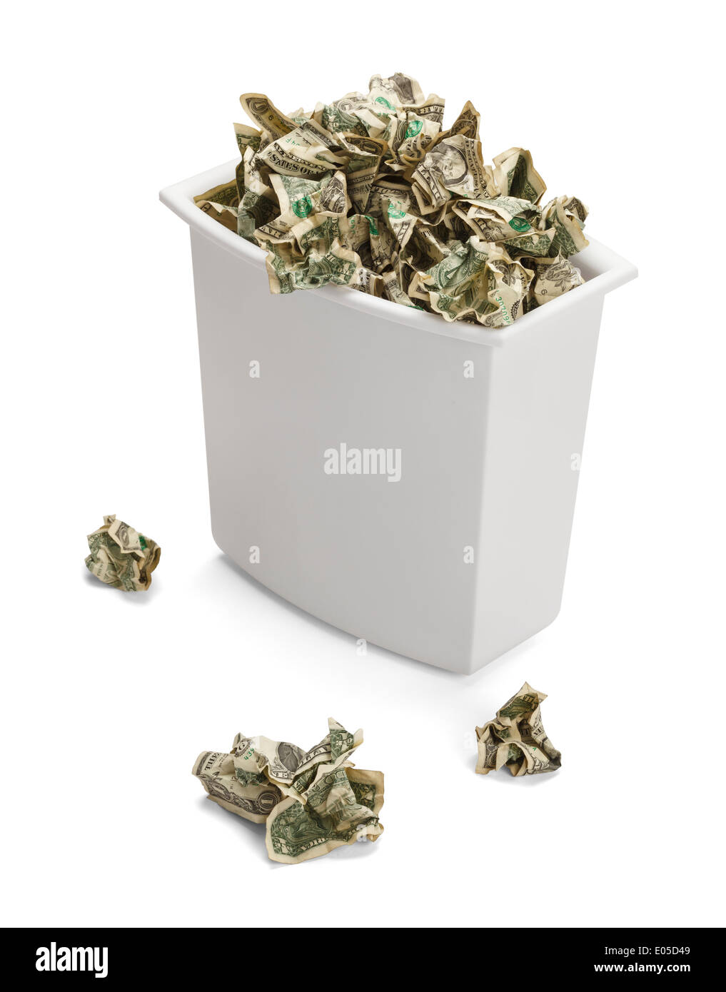 Müll kann voller zerknittertes Dollar über fließt der Frustration. Isoliert auf weißem Hintergrund. Stockfoto