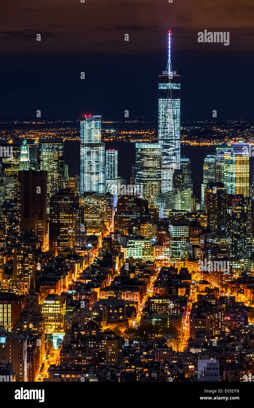 Luftaufnahme der Lower Manhattan Wolkenkratzer bei Nacht Stockfoto