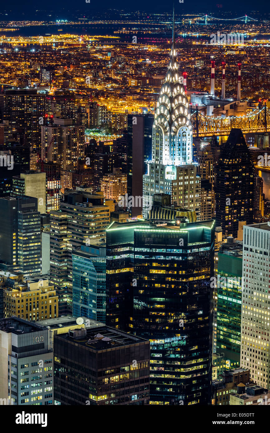 Luftaufnahme des New Yorker Wolkenkratzer in der Nacht Stockfoto