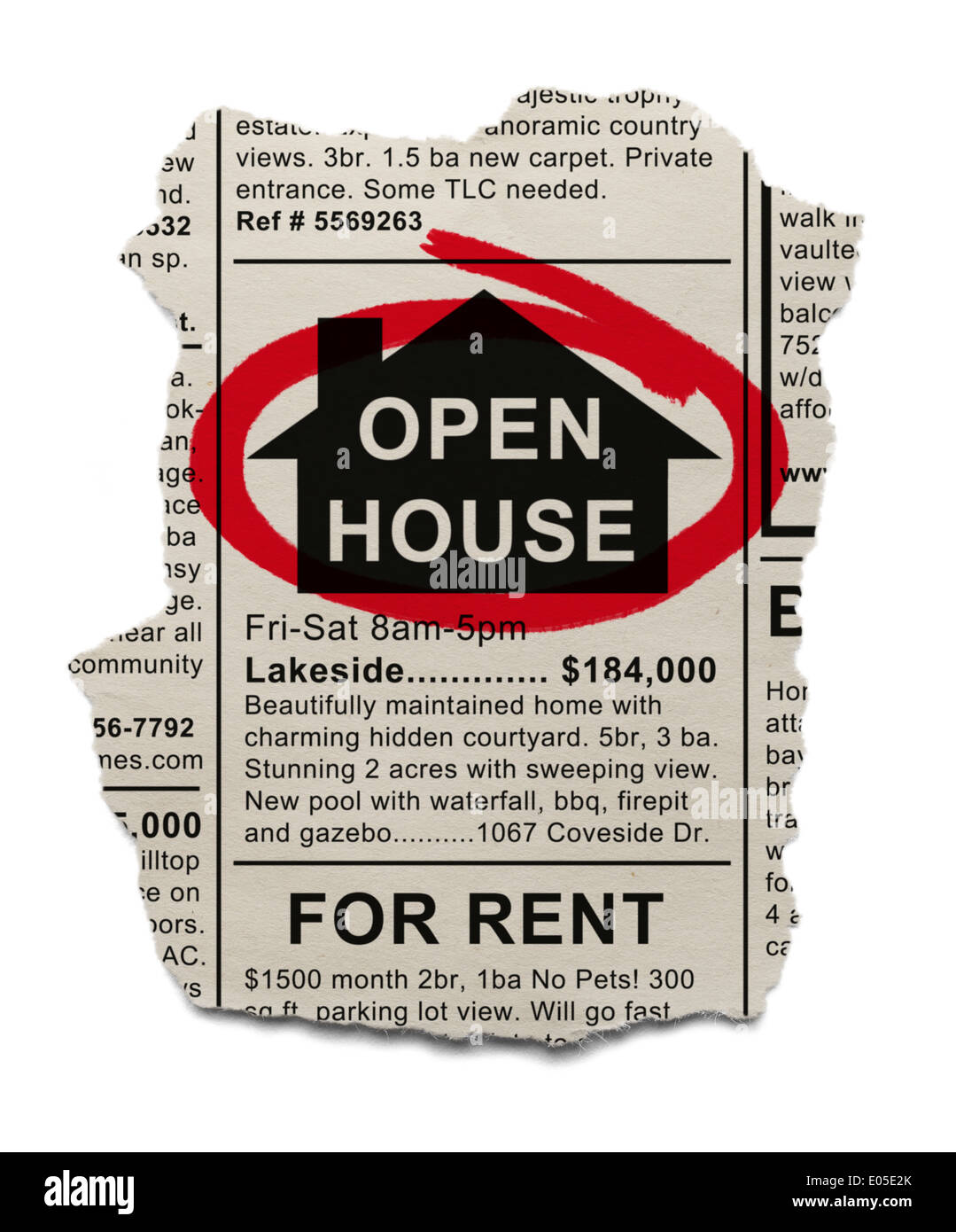Real Estate Open House Ad umkreiste mit roten Marker isoliert auf weißem Hintergrund. Stockfoto