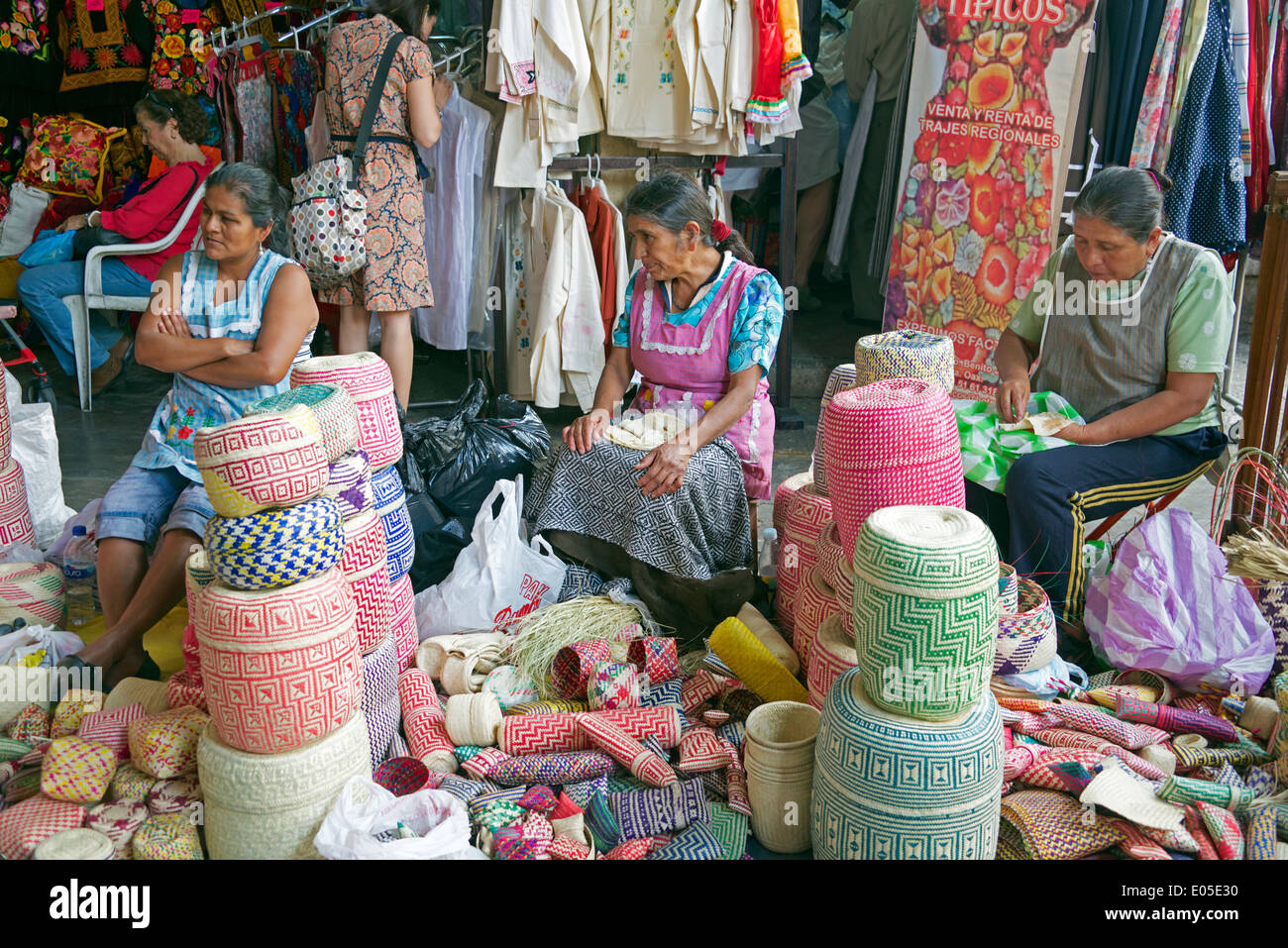 Drei indische Frauen mit Körben für Verkauf Mercado de Artesanias Oaxaca City Mexiko Stockfoto