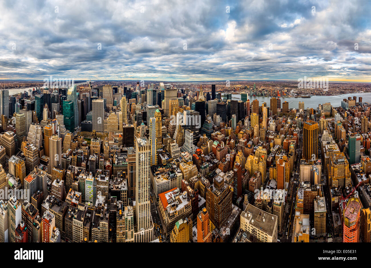 New York Midtown Wolkenkratzer an einem bewölkten Tag Stockfoto