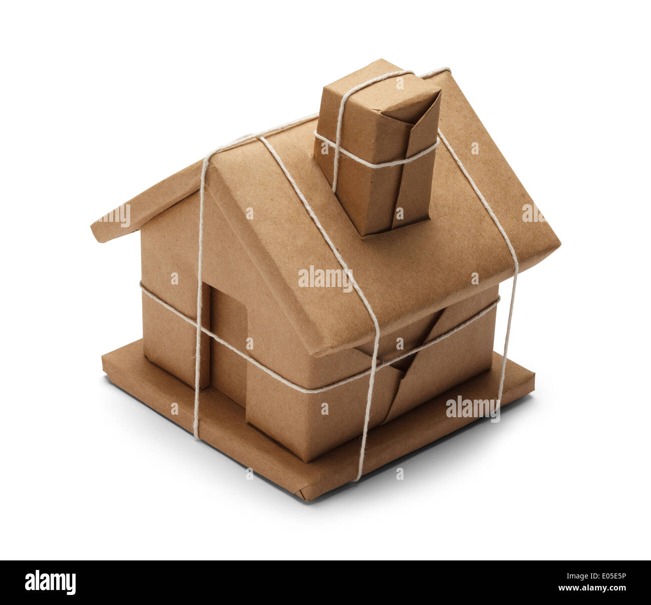 Haus eingepackt bei Brown Paper Schnur und Seil isoliert auf weißem Hintergrund. Stockfoto