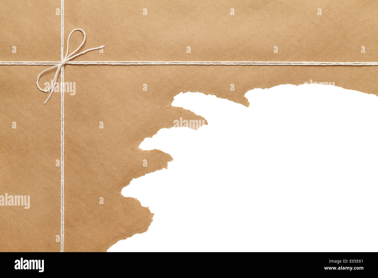 Brown Paper Paket mit dünnen Seil Schnur gebunden Bogen auf weißen Hintergrund textfreiraum geöffnet hin und her gerissen. Stockfoto