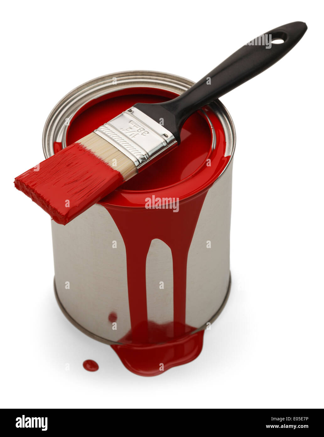 Rote Latex-Farbe kann mit Pinsel, ruht auf der Oberseite und Farbe verschüttet und tropfte isoliert auf weißem Hintergrund. Stockfoto