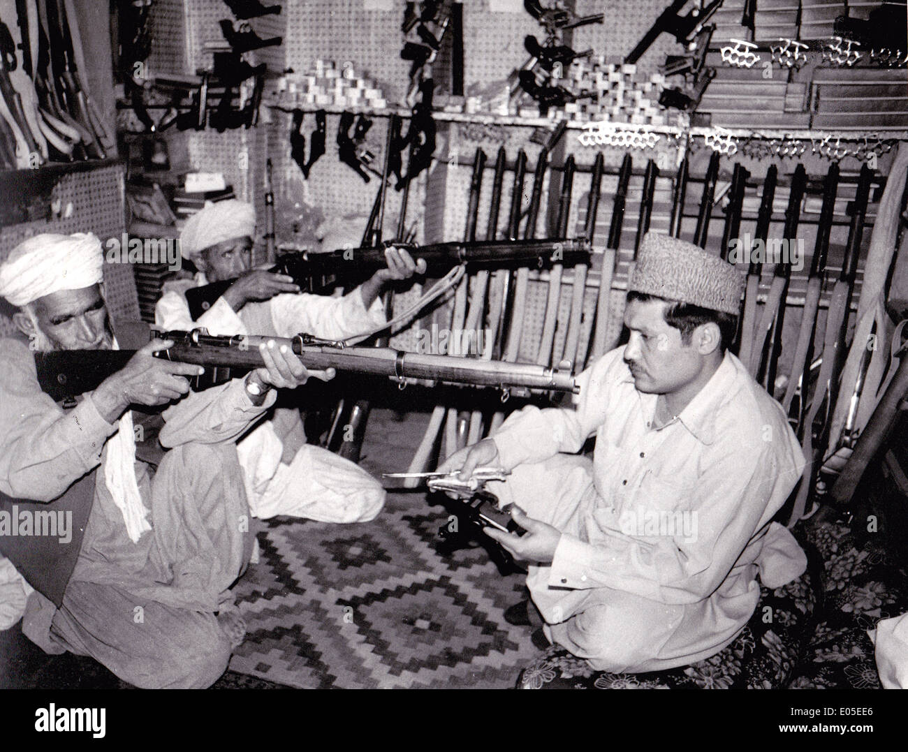 Pathan-Stammesmänner testen handgefertigte Waffen in Dera Adam Khel Pakistan, 1979 Stockfoto