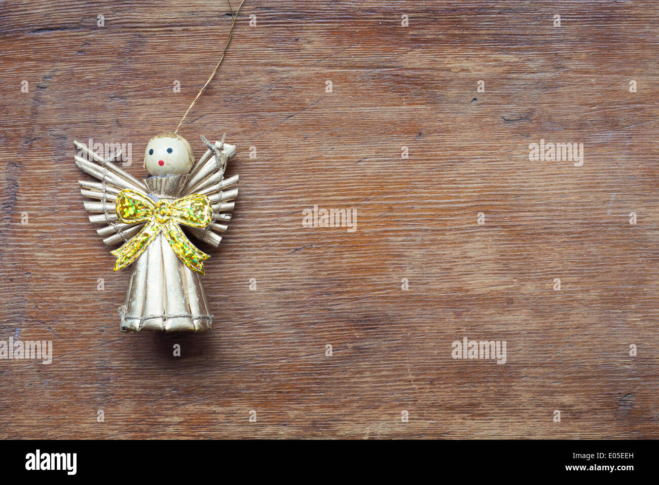 Vintage Spielzeug Engel Figur auf verwitterten Holztisch Stockfoto