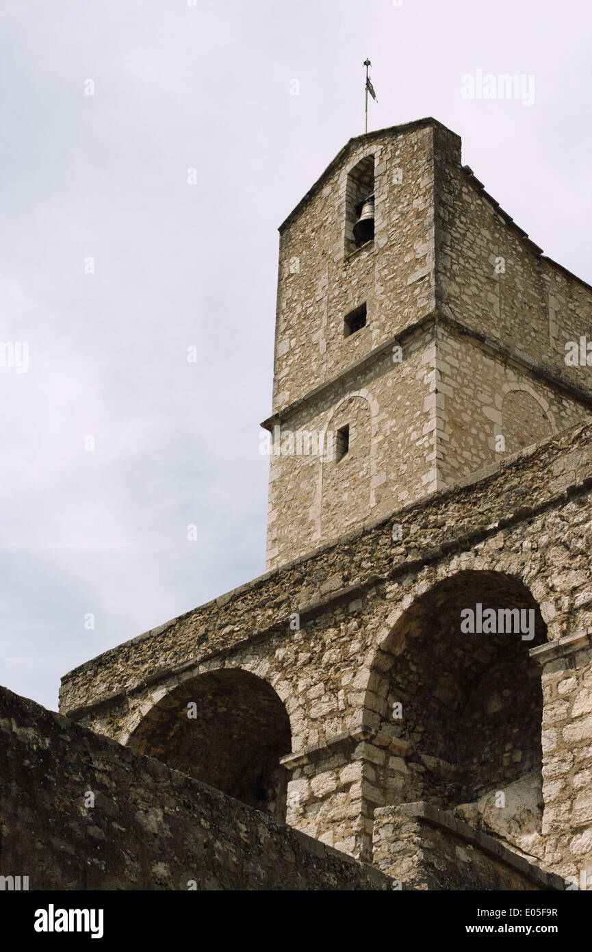 Turm der alten Festung mit einer Fahne. Stockfoto