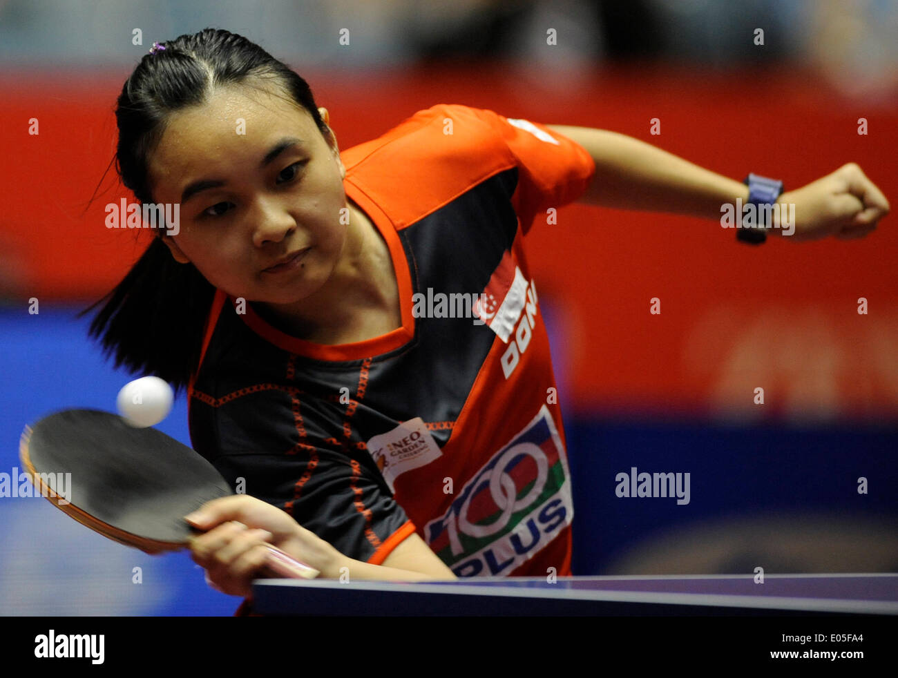 Tokio, Japan. 3. Mai 2014. Li Isabelle Siyun von Singapur spielt gegen Bernadette Szocs Rumäniens während der Frauen Team Viertelfinalspiel in Zen-Noh Tischtennis-Weltmeisterschaften 2014 in Tokio, Japan, 3. Mai 2014. Singapur gewann 3: 1. © Stringer/Xinhua/Alamy Live-Nachrichten Stockfoto