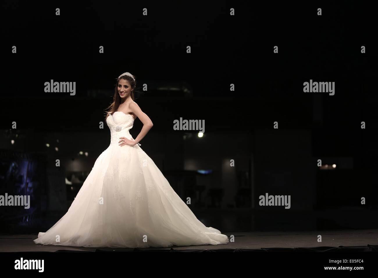 Ramallah. 2. Mai 2014. Ein Modell zeigt eine Kreation während der palästinensischen Fashion Week am 2. Mai 2014 in der Westbank-Stadt Ramallah. © Fadi Aruri/Xinhua/Alamy Live-Nachrichten Stockfoto