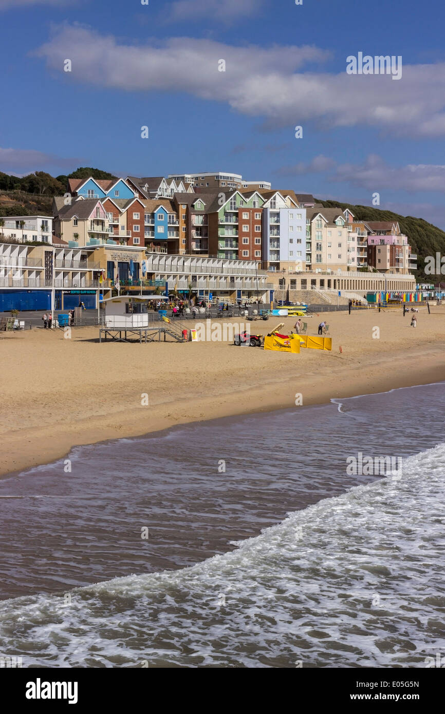 Boscombe Strand und Promenade, Wohnungen und Geschäften, in der Nähe von Bournemouth, Dorset, England, Großbritannien Stockfoto