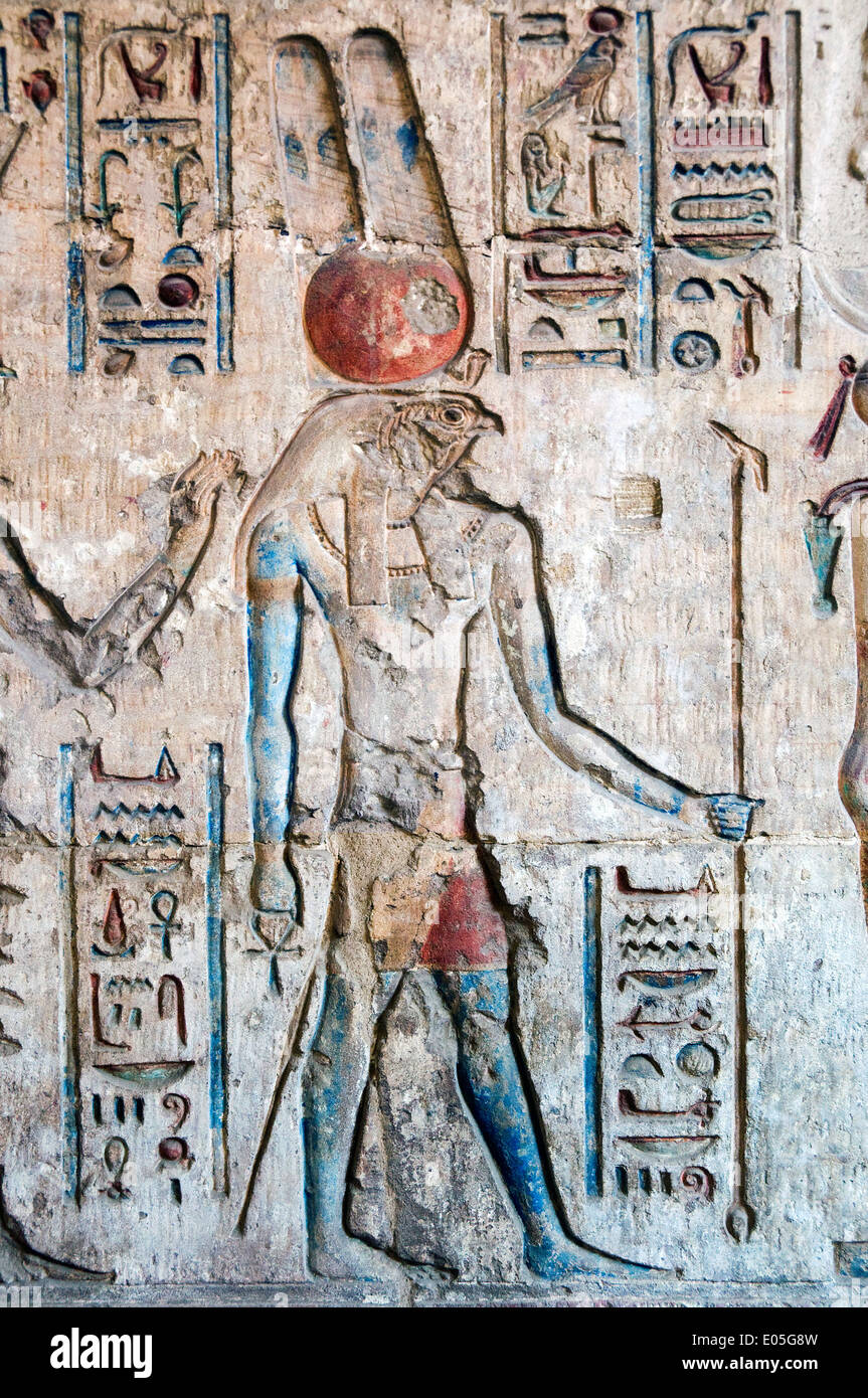 Deir el-Medina, Luxor Westbank: Tempel der Göttin Hathor.The Gott Horus. Stockfoto