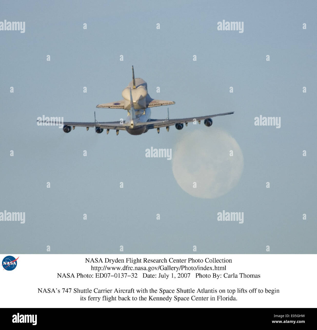 Das modifizierte Flugzeug Boeing 747 Shuttle Carrier der NASA wird verwendet, um das Space Shuttle Atlantis zum Kennedy Space Center zu transportieren. Das Flugzeug, ein wichtiger Bestandteil des Space Shuttle-Programms, unterstützte Atlantis' letzte Mission und hob die Bemühungen der NASA hervor, pensionierte Shuttles sicher von den Weltraummissionen zurückzubringen. Stockfoto