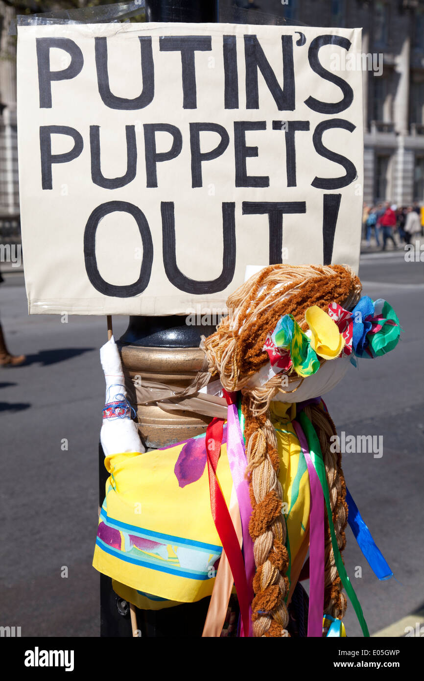 Pro Ukraine Demo-Plakate auf Whitehall - London SW1 - UK Stockfoto