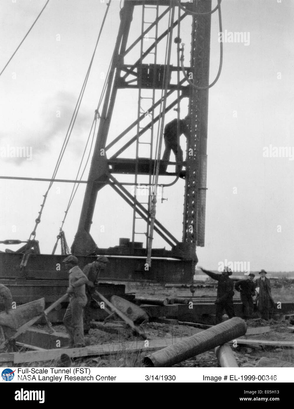Der Full-Scale Tunnel (FST) der NASA ist ein Windtunnel, der für aerodynamische Tests von Großraumflugzeugen und Raumfahrzeugen genutzt wird und wertvolle Daten für die Forschung und Entwicklung in der Luft- und Raumfahrt liefert. Stockfoto