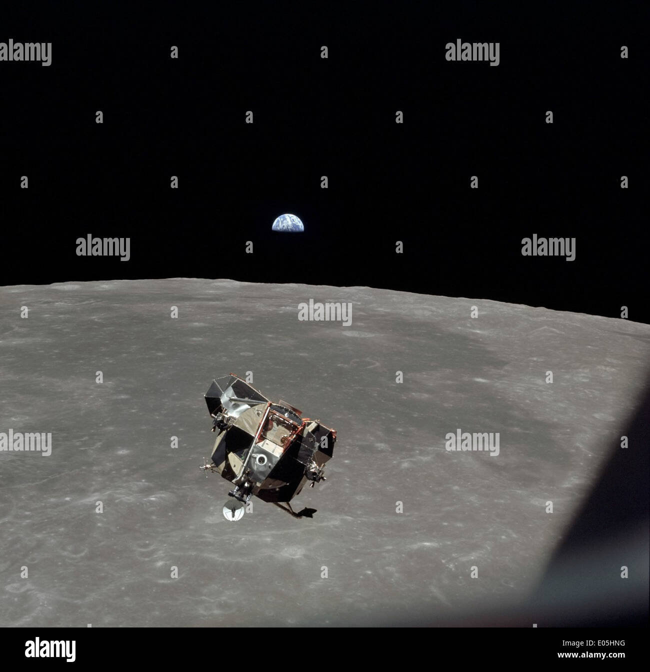 Apollo 11 Mission Bild - Ansicht der Mond Extremität und Mondlandefähre während des Aufstiegs, Mare Smythii, Erde am Horizont Stockfoto