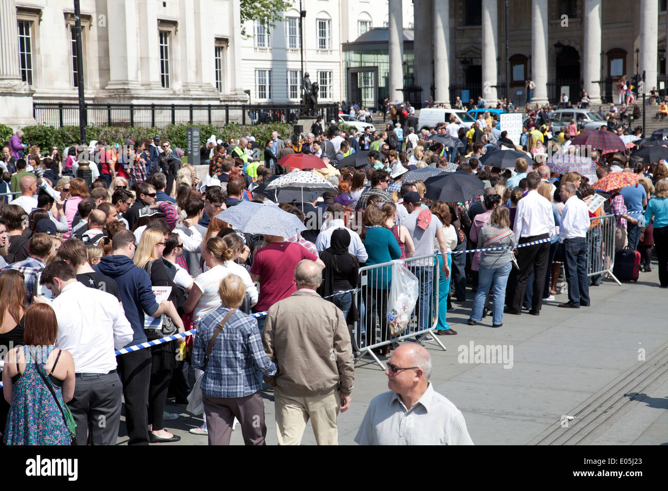 Menschen, die Abstimmung für das südafrikanische Wahl warten in Warteschlangen am Trafalgar Square nach Südafrika Haus 30. April 2014 - London-UK Stockfoto