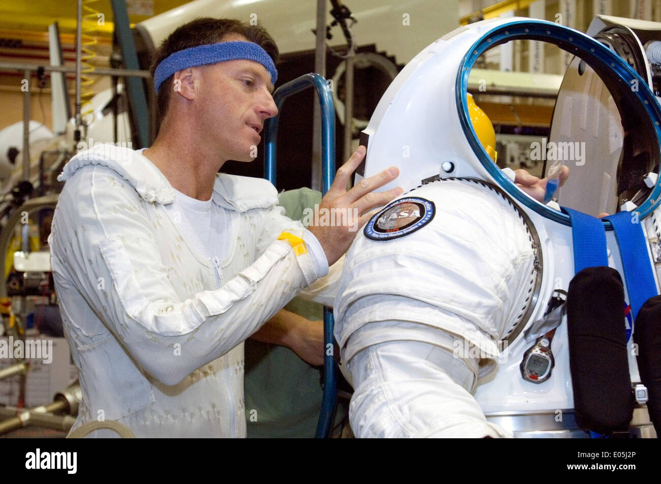 Astronaut C. Michael Foale bereitet, Technologie-Demonstrator Mark III erweiterte Raumanzug anzuziehen Stockfoto