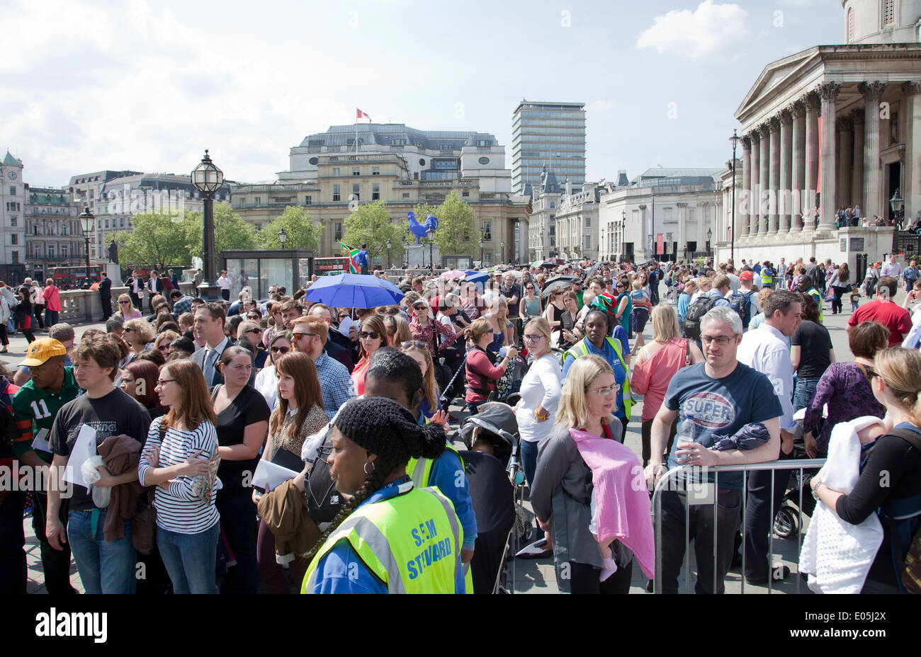 Menschen, die Abstimmung für das südafrikanische Wahl warten in Warteschlangen am Trafalgar Square nach Südafrika Haus 30. April 2014 - London-UK Stockfoto