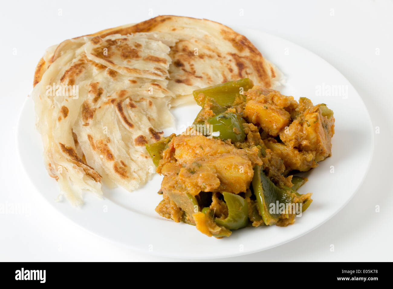 Aloo Paprika, Kartoffeln und Paprika vegetarische Curry, auf traditionelle Weise mit gebraten Paratha Fladenbrot serviert. Stockfoto