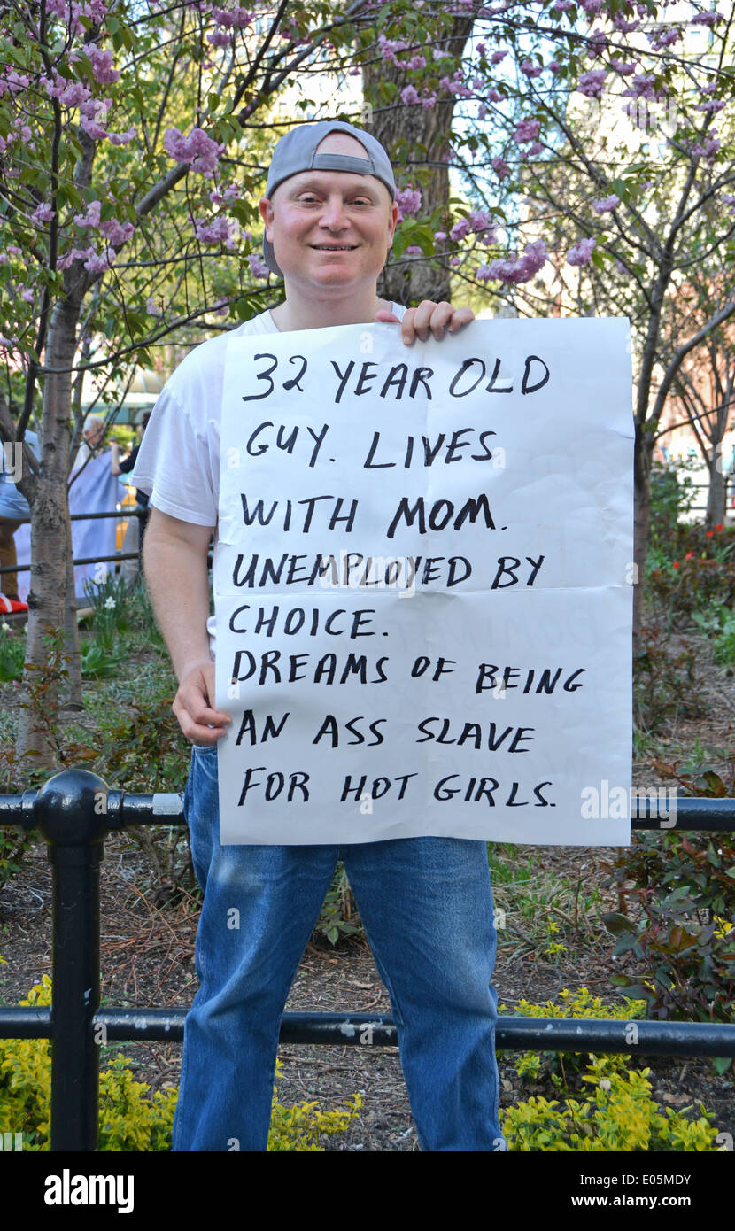 Person im Union Square Park in New York City mit einem Schild versucht, heiße Mädchen auf eine grobe Art und Weise zu gewinnen. Stockfoto