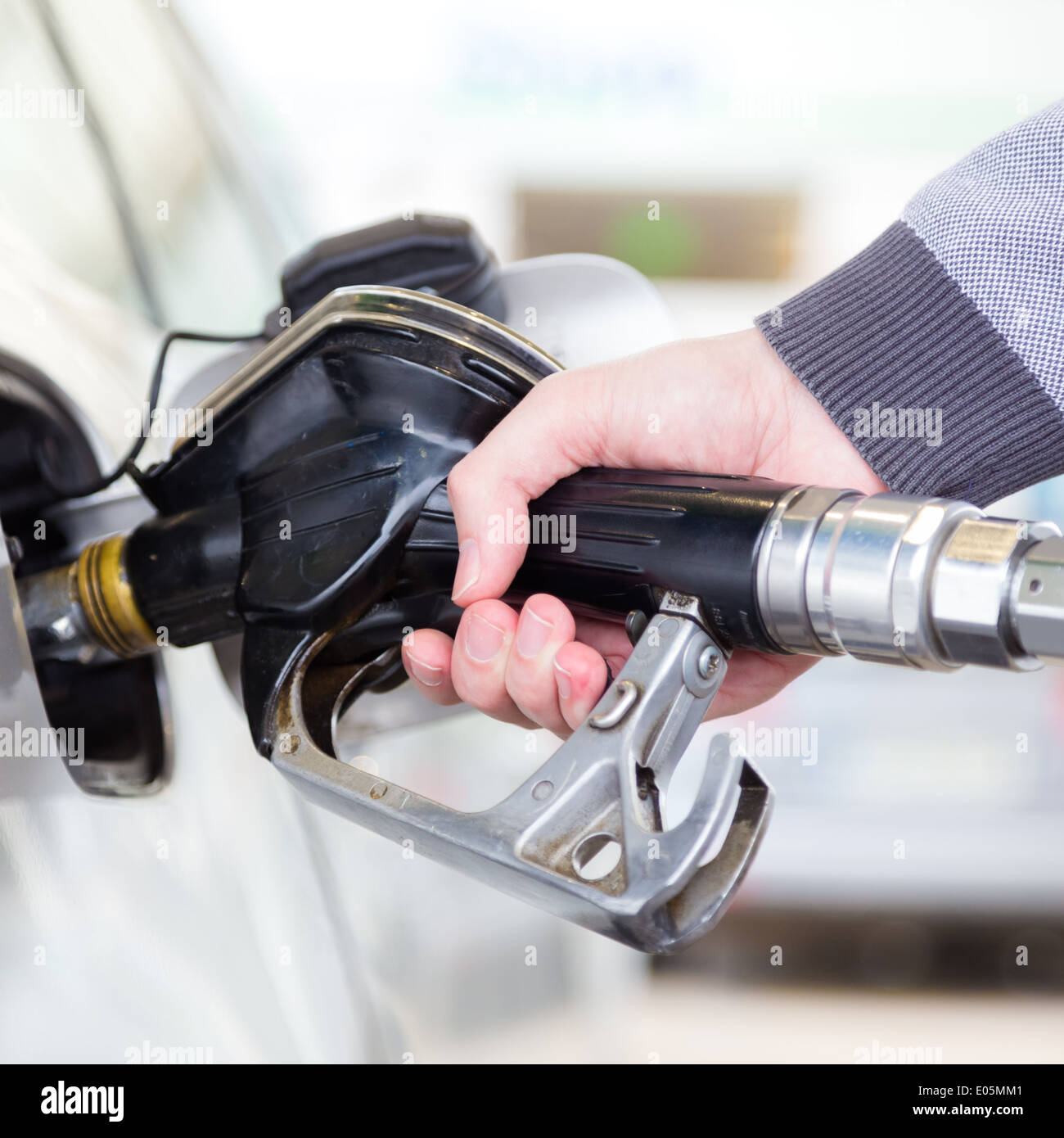 Benzin in ein Kraftfahrzeug Auto gepumpt. Stockfoto