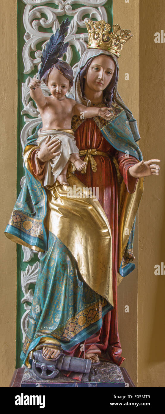 TRNAVA, Slowakei - 3. März 2014: Geschnitzte Statue der Madonna auf den Frieden in Jesuiten-Kirche aus dem 19. Jhdt. Stockfoto