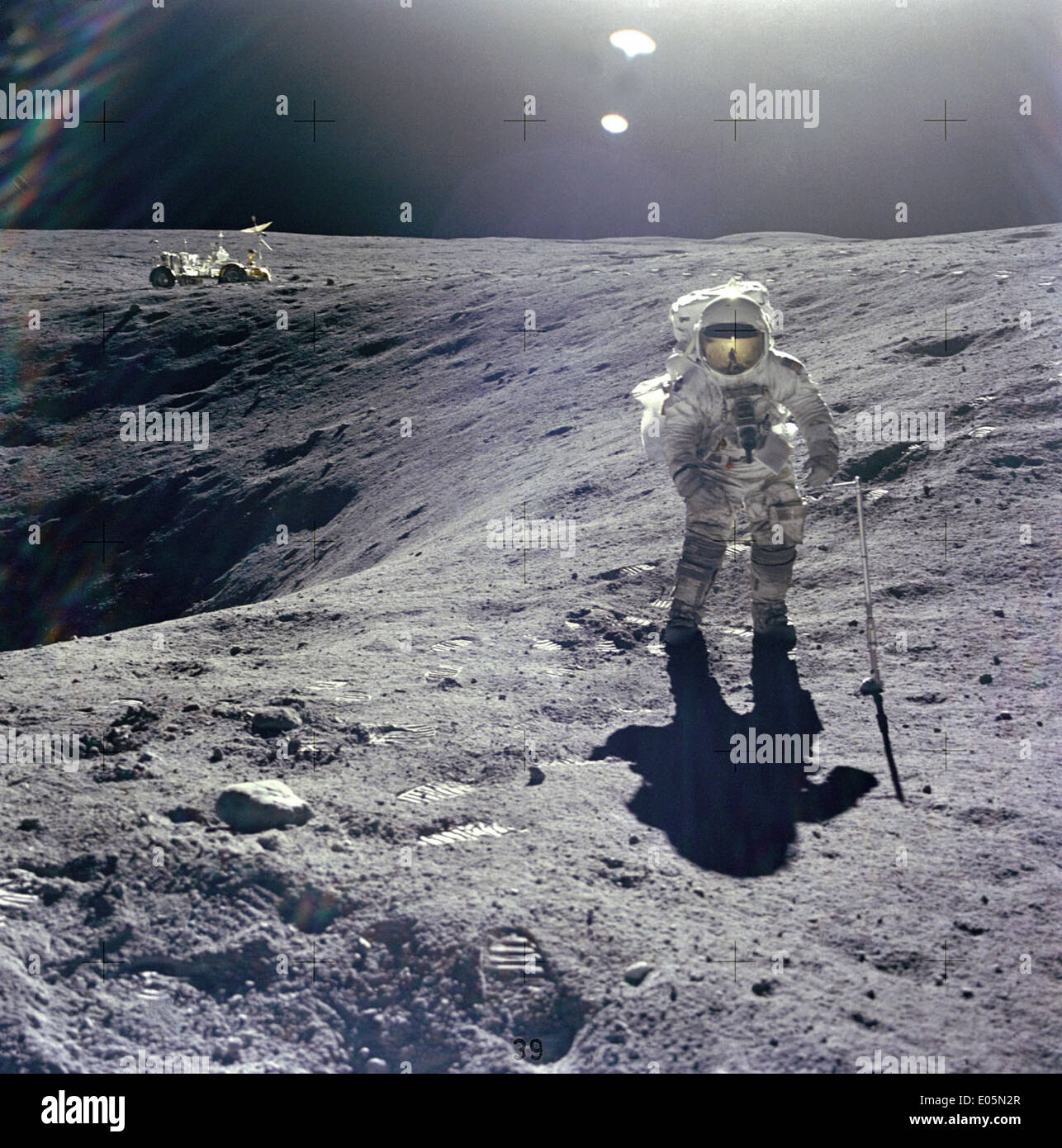 Apollo 16: Duke am Rand des Kraters Stockfoto