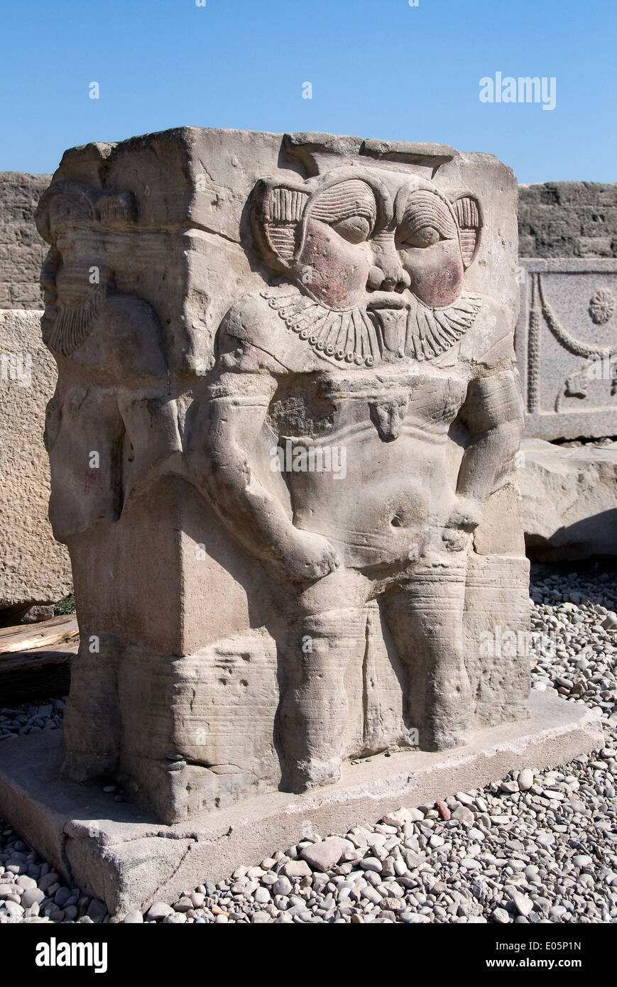 Ägypten, Dendera, ptolemäischen Tempel der Göttin Hathor.A Kolossalstatue des Gottes Bes in die Innenhöfe Stockfoto