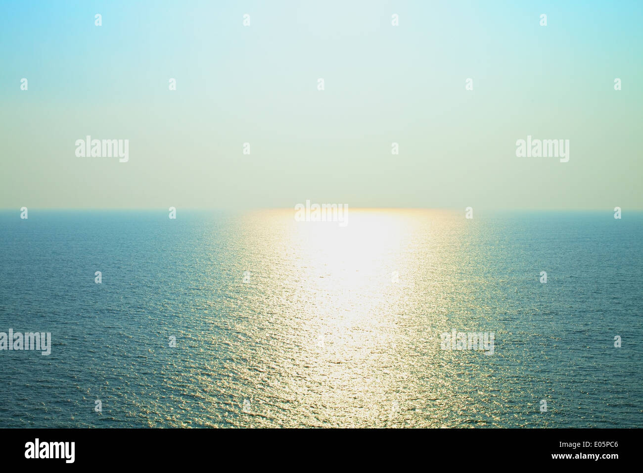 Meeresoberfläche mit Reflexionen der Sonne und klarem Himmel Stockfoto