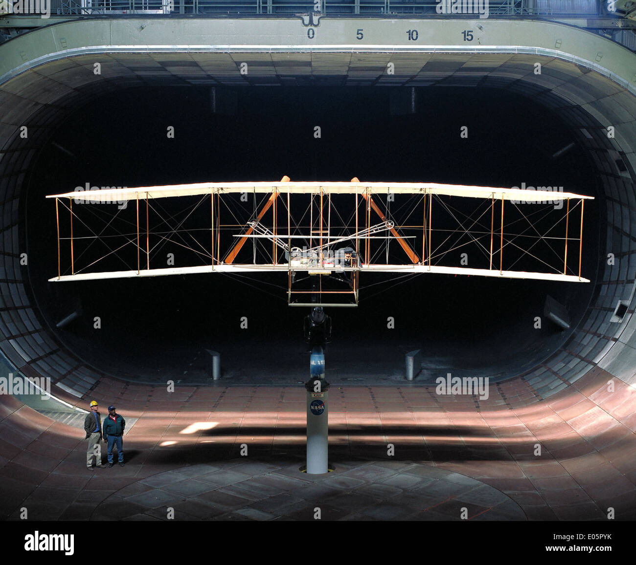 Der National Full-Scale Tunnel Aerodynamics Complex ist eine Einrichtung, die von der NASA zur Untersuchung der Aerodynamik genutzt wird und sich auf Modelle für verschiedene Raumfahrzeuge und Flugzeuge konzentriert. Dieser Tunnel liefert wertvolle Daten für die Luft- und Raumfahrttechnik und trägt zu Fortschritten in der Luft- und Raumfahrt bei. Stockfoto